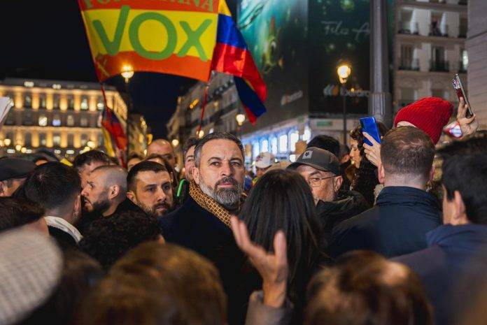 Protesta de venezolanos en Puerta del Sola con Abascal, Patriots, VOX (2) FOTOGRAFÍA. MADRID (REINO DE ESPAÑA), 09 DE ENERO DE 2025. El presidente de de la coalición del patriotismo europeo, Patriots Party, y de VOX, Santiago Abascal Conde, junto a la cúpula de su formación en España, ha arropado y mostrado hoy en la Puerta del Sol de Madrid, España, su orgullo por poder acompañar al pueblo venezolano en una nueva manifestación contra la dictadura comunista del presidente en funciones de Venezuela y perdedor de las elecciones presidenciales del pasado 28 de julio de 2024, Nicolás Maduro Moros. Lasvocesdelpueblo (Ñ Pueblo)