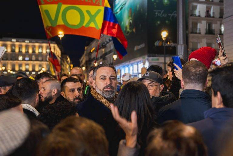 FOTOGRAFÍA. MADRID (REINO DE ESPAÑA), 09 DE ENERO DE 2025. El presidente de de la coalición del patriotismo europeo, Patriots Party, y de VOX, Santiago Abascal Conde, junto a la cúpula de su formación en España, ha arropado y mostrado hoy en la Puerta del Sol de Madrid, España, su orgullo por poder acompañar al pueblo venezolano en una nueva manifestación contra la dictadura comunista del presidente en funciones de Venezuela y perdedor de las elecciones presidenciales del pasado 28 de julio de 2024, Nicolás Maduro Moros. Lasvocesdelpueblo (Ñ Pueblo)