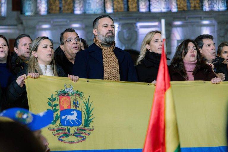 FOTOGRAFÍA. MADRID (REINO DE ESPAÑA), 09 DE ENERO DE 2025. El presidente de de la coalición del patriotismo europeo, Patriots Party, y de VOX, Santiago Abascal Conde (primer plano, 2i), junto a la cúpula de su formación en España, ha arropado y mostrado hoy en la Puerta del Sol de Madrid, España, su orgullo por poder acompañar al pueblo venezolano en una nueva manifestación contra la dictadura comunista del presidente en funciones de Venezuela y perdedor de las elecciones presidenciales del pasado 28 de julio de 2024, Nicolás Maduro Moros. Lasvocesdelpueblo (Ñ Pueblo)