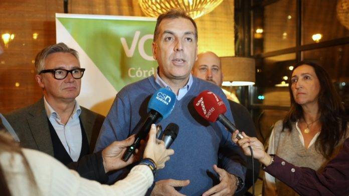 Samuel Vasquez Álvarez, Córdoma, Inmigración ilegal, Anadalucía FOTOGRAFÍA. CÓRDOBA (ANDALUCÍA) REINO DE ESPAÑA, 15 DE ENERO DE 2025. El portavoz nacional de VOX de Inmigración, Interior y Seguridad, Samuel Vázquez Álvarez (2 i), durante una atención a los medios, minutos antes de su partición en una mesa redonda sobre la inseguridad y la delincuencia en Córdoba, celebrada en la tarde de este miércoles en el Mercado Victoria de la capital cordobesa y donde también han participado el diputado nacional de VOX y portavoz en la Comisión de Interior del Congreso, David García Gomís (2 d); el portavoz de esta formación en el Parlamento de Andalucía, Manuel Gavira Florentino (i); y la presidente de VOX en Córdoba y portavoz del Grupo Municipal de VOX en el Ayuntamiento cordobés, Paula Badanelli (d). Lasvocesdelpueblo (Ñ Pueblo)