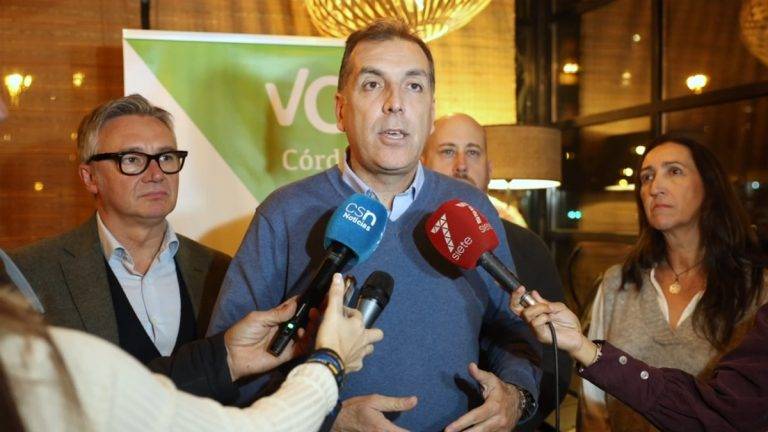 FOTOGRAFÍA. CÓRDOBA (ANDALUCÍA) REINO DE ESPAÑA, 15 DE ENERO DE 2025. El portavoz nacional de VOX de Inmigración, Interior y Seguridad, Samuel Vázquez Álvarez (2 i), durante una atención a los medios, minutos antes de su partición en una mesa redonda sobre la inseguridad y la delincuencia en Córdoba, celebrada en la tarde de este miércoles en el Mercado Victoria de la capital cordobesa y donde también han participado el diputado nacional de VOX y portavoz en la Comisión de Interior del Congreso, David García Gomís (2 d); el portavoz de esta formación en el Parlamento de Andalucía, Manuel Gavira Florentino (i); y la presidente de VOX en Córdoba y portavoz del Grupo Municipal de VOX en el Ayuntamiento cordobés, Paula Badanelli (d). Lasvocesdelpueblo (Ñ Pueblo)