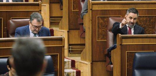 FOTOGRAFÍA. MADRID (REINO DE ESPAÑA), 29 DE ENERO DE 2025. En la imagen el líder opositor español Santiago Abascal Conde, interrogando al presidente del Gobierno de coalición OKE de España y secretario general del PSOE, Pedro Sánchez Pérez-Castejón, desde la bancada del Grupo Parlamentario de VOX en el Congreso de los Diputados. Lasvocesdelpueblo (Ñ Pueblo)