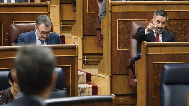 FOTOGRAFÍA. MADRID (REINO DE ESPAÑA), 29 DE ENERO DE 2025. En la imagen el líder opositor español Santiago Abascal Conde, interrogando al presidente del Gobierno de coalición OKE de España y secretario general del PSOE, Pedro Sánchez Pérez-Castejón, desde la bancada del Grupo Parlamentario de VOX en el Congreso de los Diputados. Lasvocesdelpueblo (Ñ Pueblo)
