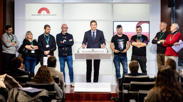 FOTOGRAFÍA. BARCELONA (CATALUÑA) REINO DE ESPAÑA, 23 DE ENERO DE 2025. En una rueda de prensa, acompañado por los sindicatos Central Sindical Independiente y de Funcionarios (CSIF), Acaip y Marea Blava, el presidente del Comité Ejecutivo Provincial (CEP) de VOX en Tarragona, portavoz adjunto del Grupo Parlamentario de VOX en el Parlamento de Cataluña y diputado número por Tarragona a la Cámara autonómica catalana, Sergio Macián de Greef (c), ha exigido "medidas urgentes" al consejero de Justicia y Calidad Democrática del Govern wokista de la Generalidad de Catalunya, Ramon Espadaler Parcerisas, "quien no se ha dignado ni a reunirse con los sindicatos de prisiones". Lasvocesdelpueblo (Ñ Pueblo)