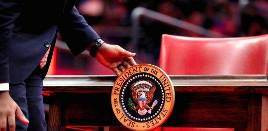 FOTOGRAFÍA.WASHINGTON (ESTADOS UNIDOS DE AMÉRICA), 20 DE ENERO DE 2025. Detalle del despacho Oval del nuevo presidente ya listo para recibir a su nuevo inquilino de los próximos 4 años. El vicepresidente electo de los Estados Unidos de América, James David Vance, y el presidente electo Donald John Trump toman juramento como 47º vicepresidente y presidente -respectivamente- en la rotonda del Capitolio estadounidense en Washington, DC (EE.UU.). Trump prestó juramento con la mano derecha en alto y la izquierda sobre las mismas dos biblias que utilizó en su primera toma de posesión en 2017: su Biblia personal y la del expresidente Abraham Lincoln. Los ejemplares fueron sostenidos por la primera dama, Melania Trump, mientras que el presidente del Tribunal Supremo, el juez John Roberts, le tomó juramento. "Yo, Donald John Trump, juro solemnemente que desempeñaré fielmente el cargo de presidente de Estados Unidos y que, en la medida de mis habilidades, preservaré, protegeré y defenderé la Constitución de Estados Unidos", declaró Trump. Efe