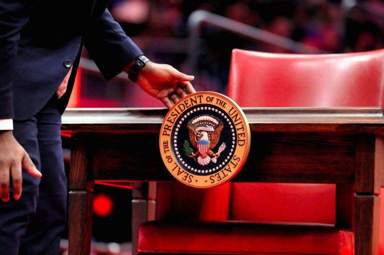 FOTOGRAFÍA.WASHINGTON (ESTADOS UNIDOS DE AMÉRICA), 20 DE ENERO DE 2025. Detalle del despacho Oval del nuevo presidente ya listo para recibir a su nuevo inquilino de los próximos 4 años. El vicepresidente electo de los Estados Unidos de América, James David Vance, y el presidente electo Donald John Trump toman juramento como 47º vicepresidente y presidente -respectivamente- en la rotonda del Capitolio estadounidense en Washington, DC (EE.UU.). Trump prestó juramento con la mano derecha en alto y la izquierda sobre las mismas dos biblias que utilizó en su primera toma de posesión en 2017: su Biblia personal y la del expresidente Abraham Lincoln. Los ejemplares fueron sostenidos por la primera dama, Melania Trump, mientras que el presidente del Tribunal Supremo, el juez John Roberts, le tomó juramento. "Yo, Donald John Trump, juro solemnemente que desempeñaré fielmente el cargo de presidente de Estados Unidos y que, en la medida de mis habilidades, preservaré, protegeré y defenderé la Constitución de Estados Unidos", declaró Trump. Efe