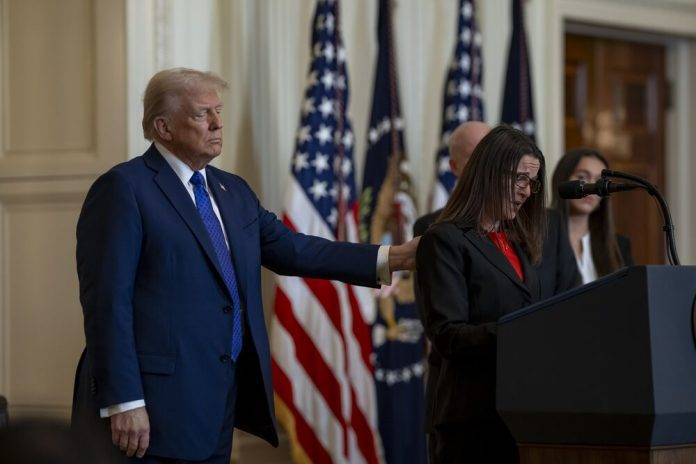 Trump, El recuerdo de Laken Riley está vivo en nuestros corazones para siempre y con la acción de hoy su nombre también vivirá por siempre en las leyes de nuestro país (1) FOTOGRAFÍA. WASHINGTON (ESTADOS UNIDOS DE AMÉRICA), 29 DE ENERO DE 2025. Este miércoles 29 de enero de 2025, el 47º Presidente de EEUU Donald John Trump ha firmado la ley S. 5, la "Ley Laken Riley", que requiere que el Secretario de Seguridad Nacional tome bajo custodia a los extranjeros que hayan sido acusados en los Estados Unidos de robo y por otros motivos. Lasvocesdelpueblo (Ñ Pueblo)