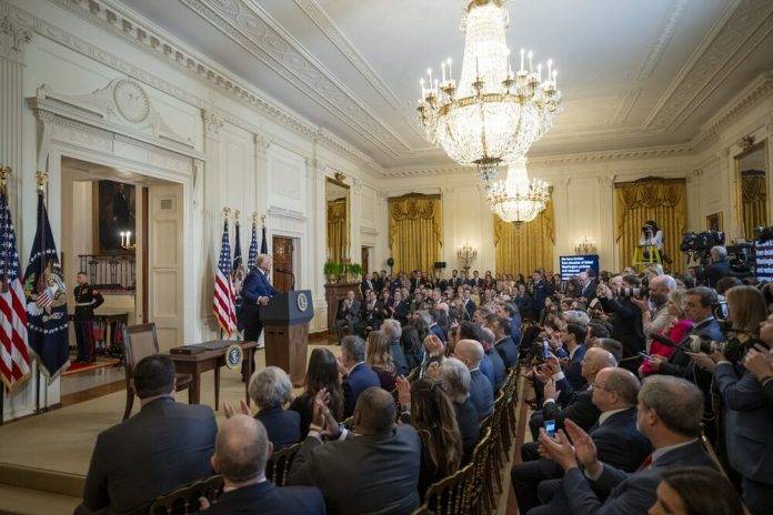 Trump, El recuerdo de Laken Riley está vivo en nuestros corazones para siempre y con la acción de hoy su nombre también vivirá por siempre en las leyes de nuestro país (2) FOTOGRAFÍA. WASHINGTON (ESTADOS UNIDOS DE AMÉRICA), 29 DE ENERO DE 2025. Este miércoles 29 de enero de 2025, el 47º Presidente de EEUU Donald John Trump ha firmado la ley S. 5, la "Ley Laken Riley", que requiere que el Secretario de Seguridad Nacional tome bajo custodia a los extranjeros que hayan sido acusados en los Estados Unidos de robo y por otros motivos. Lasvocesdelpueblo (Ñ Pueblo)