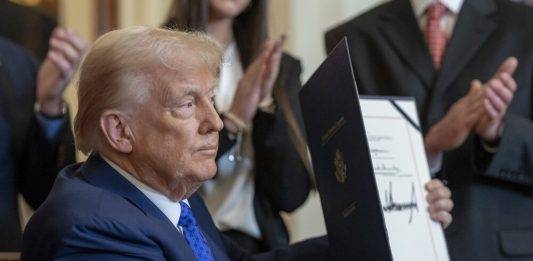 FOTOGRAFÍA. WASHINGTON (ESTADOS UNIDOS DE AMÉRICA), 29 DE ENERO DE 2025. Este miércoles 29 de enero de 2025, el 47º Presidente de EEUU Donald John Trump ha firmado la ley S. 5, la "Ley Laken Riley", que requiere que el Secretario de Seguridad Nacional tome bajo custodia a los extranjeros que hayan sido acusados ​​en los Estados Unidos de robo y por otros motivos. Lasvocesdelpueblo (Ñ Pueblo)