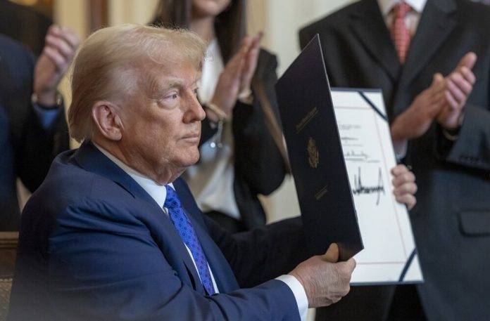 Trump, El recuerdo de Laken Riley está vivo en nuestros corazones para siempre y con la acción de hoy su nombre también vivirá por siempre en las leyes de nuestro país (3) FOTOGRAFÍA. WASHINGTON (ESTADOS UNIDOS DE AMÉRICA), 29 DE ENERO DE 2025. Este miércoles 29 de enero de 2025, el 47º Presidente de EEUU Donald John Trump ha firmado la ley S. 5, la "Ley Laken Riley", que requiere que el Secretario de Seguridad Nacional tome bajo custodia a los extranjeros que hayan sido acusados en los Estados Unidos de robo y por otros motivos. Lasvocesdelpueblo (Ñ Pueblo)