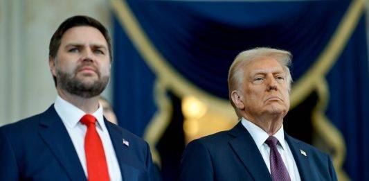 FOTOGRAFÍA.WASHINGTON (ESTADOS UNIDOS DE AMÉRICA), 20 DE ENERO DE 2025. El vicepresidente electo de los Estados Unidos de América, James David Vance, y el presidente electo Donald Trump tomaron juramento como 47º vicepresidente y presidente -respectivamente- en la rotonda del Capitolio estadounidense en Washington, DC (EE.UU.). Trump prestó juramento con la mano derecha en alto y la izquierda sobre las mismas dos biblias que utilizó en su primera toma de posesión en 2017: su Biblia personal y la del expresidente Abraham Lincoln. Los ejemplares fueron sostenidos por la primera dama, Melania Trump, mientras que el presidente del Tribunal Supremo, el juez John Roberts, le tomó juramento. "Yo, Donald John Trump, juro solemnemente que desempeñaré fielmente el cargo de presidente de Estados Unidos y que, en la medida de mis habilidades, preservaré, protegeré y defenderé la Constitución de Estados Unidos", declaró Trump. El primer día  de su toma de posesión, el presidente de los Estados Unidos de américa, Donald John Trump, firmó una serie de Órdenes Ejecutivas para asegurar la frontera y detener el flujo de narcóticos mortales a nuestro país. Promesas hechas, promesas cumplidas. Una de las personalidades joven en la ceremonia que destacó ha sido el hijo del nuevo presidente, Barron William Trump (Barron Trump), de 18 años. Lasvocesdelpueblo (Ñ Pueblo)