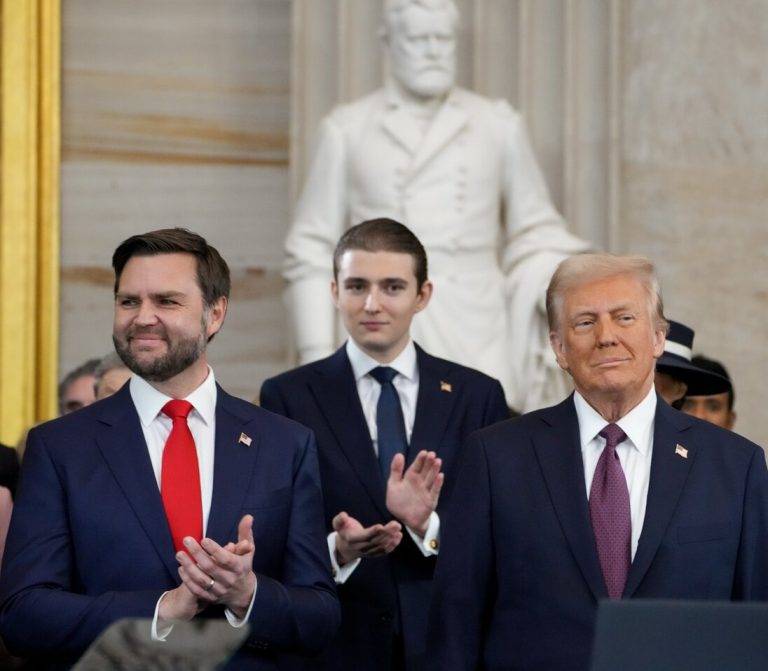 FOTOGRAFÍA.WASHINGTON (ESTADOS UNIDOS DE AMÉRICA), 20 DE ENERO DE 2025. El vicepresidente electo de los Estados Unidos de América, James David Vance, y el presidente electo Donald Trump tomaron juramento como 47º vicepresidente y presidente -respectivamente- en la rotonda del Capitolio estadounidense en Washington, DC (EE.UU.). Trump prestó juramento con la mano derecha en alto y la izquierda sobre las mismas dos biblias que utilizó en su primera toma de posesión en 2017: su Biblia personal y la del expresidente Abraham Lincoln. Los ejemplares fueron sostenidos por la primera dama, Melania Trump, mientras que el presidente del Tribunal Supremo, el juez John Roberts, le tomó juramento. "Yo, Donald John Trump, juro solemnemente que desempeñaré fielmente el cargo de presidente de Estados Unidos y que, en la medida de mis habilidades, preservaré, protegeré y defenderé la Constitución de Estados Unidos", declaró Trump. El primer día  de su toma de posesión, el presidente de los Estados Unidos de américa, Donald John Trump, firmó una serie de Órdenes Ejecutivas para asegurar la frontera y detener el flujo de narcóticos mortales a nuestro país. Promesas hechas, promesas cumplidas. Una de las personalidades joven en la ceremonia que destacó ha sido el hijo del nuevo presidente, Barron William Trump (Barron Trump), de 18 años. Lasvocesdelpueblo (Ñ Pueblo)