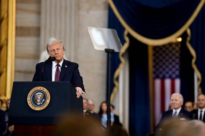FOTOGRAFÍA.WASHINGTON (ESTADOS UNIDOS DE AMÉRICA), 20 DE ENERO DE 2025. El vicepresidente electo de los Estados Unidos de América, James David Vance, y el presidente electo Donald Trump tomaron juramento como 47º vicepresidente y presidente -respectivamente- en la rotonda del Capitolio estadounidense en Washington, DC (EE.UU.). Trump prestó juramento con la mano derecha en alto y la izquierda sobre las mismas dos biblias que utilizó en su primera toma de posesión en 2017: su Biblia personal y la del expresidente Abraham Lincoln. Los ejemplares fueron sostenidos por la primera dama, Melania Trump, mientras que el presidente del Tribunal Supremo, el juez John Roberts, le tomó juramento. "Yo, Donald John Trump, juro solemnemente que desempeñaré fielmente el cargo de presidente de Estados Unidos y que, en la medida de mis habilidades, preservaré, protegeré y defenderé la Constitución de Estados Unidos", declaró Trump. El primer día  de su toma de posesión, el presidente de los Estados Unidos de américa, Donald John Trump, firmó una serie de Órdenes Ejecutivas para asegurar la frontera y detener el flujo de narcóticos mortales a nuestro país. Promesas hechas, promesas cumplidas. Una de las personalidades joven en la ceremonia que destacó ha sido el hijo del nuevo presidente, Barron William Trump (Barron Trump), de 18 años. Lasvocesdelpueblo (Ñ Pueblo)