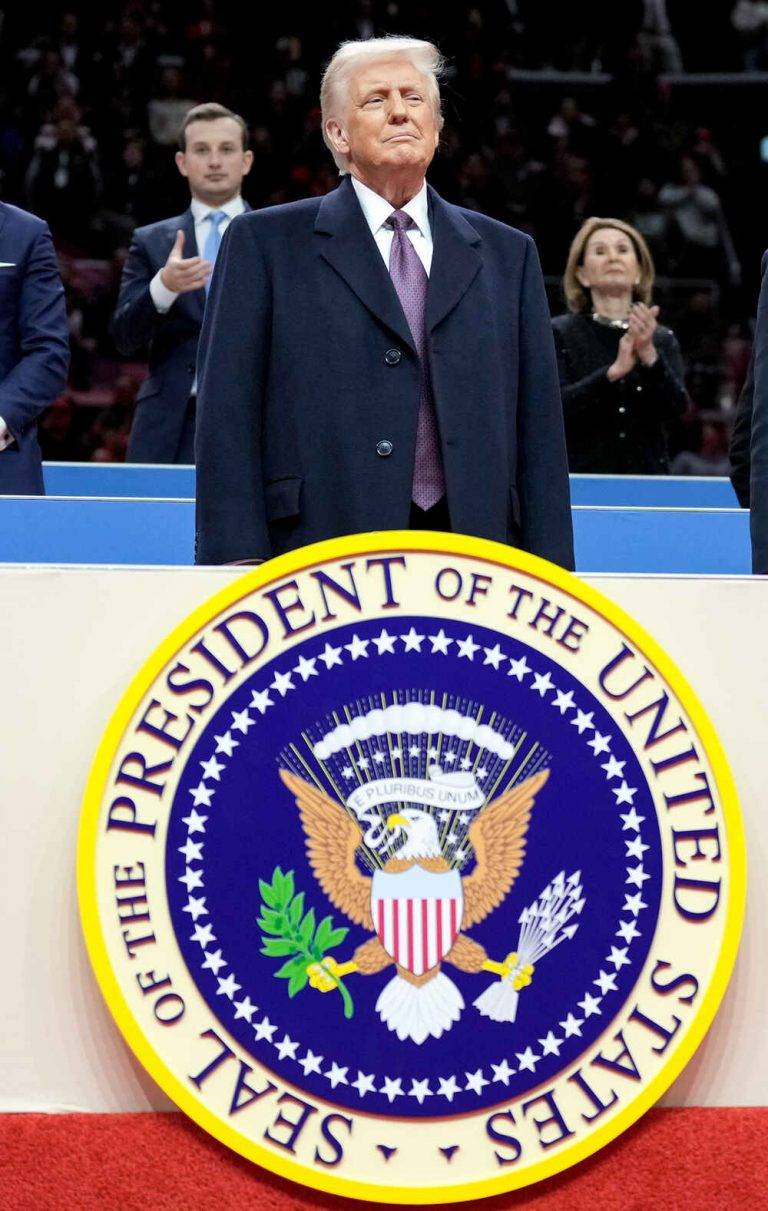 FOTOGRAFÍA.WASHINGTON (ESTADOS UNIDOS DE AMÉRICA), 20 DE ENERO DE 2025. El vicepresidente electo de los Estados Unidos de América, James David Vance, y el presidente electo Donald Trump tomaron juramento como 47º vicepresidente y presidente -respectivamente- en la rotonda del Capitolio estadounidense en Washington, DC (EE.UU.). Trump prestó juramento con la mano derecha en alto y la izquierda sobre las mismas dos biblias que utilizó en su primera toma de posesión en 2017: su Biblia personal y la del expresidente Abraham Lincoln. Los ejemplares fueron sostenidos por la primera dama, Melania Trump, mientras que el presidente del Tribunal Supremo, el juez John Roberts, le tomó juramento. "Yo, Donald John Trump, juro solemnemente que desempeñaré fielmente el cargo de presidente de Estados Unidos y que, en la medida de mis habilidades, preservaré, protegeré y defenderé la Constitución de Estados Unidos", declaró Trump. El primer día  de su toma de posesión, el presidente de los Estados Unidos de américa, Donald John Trump, firmó una serie de Órdenes Ejecutivas para asegurar la frontera y detener el flujo de narcóticos mortales a nuestro país. Promesas hechas, promesas cumplidas. Una de las personalidades joven en la ceremonia que destacó ha sido el hijo del nuevo presidente, Barron William Trump (Barron Trump), de 18 años. Lasvocesdelpueblo (Ñ Pueblo)