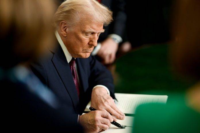 FOTOGRAFÍA.WASHINGTON (ESTADOS UNIDOS DE AMÉRICA), 20 DE ENERO DE 2025. El vicepresidente electo de los Estados Unidos de América, James David Vance, y el presidente electo Donald John Trump (en la imagen) tomaron juramento como 47º vicepresidente y presidente -respectivamente- en la rotonda del Capitolio estadounidense en Washington, DC (EE.UU.). Trump prestó juramento con la mano derecha en alto y la izquierda sobre las mismas dos biblias que utilizó en su primera toma de posesión en 2017: su Biblia personal y la del expresidente Abraham Lincoln. Los ejemplares fueron sostenidos por la primera dama, Melania Trump, mientras que el presidente del Tribunal Supremo, el juez John Roberts, le tomó juramento. "Yo, Donald John Trump, juro solemnemente que desempeñaré fielmente el cargo de presidente de Estados Unidos y que, en la medida de mis habilidades, preservaré, protegeré y defenderé la Constitución de Estados Unidos", declaró Trump. El primer día  de su toma de posesión, el presidente de los Estados Unidos de américa, Donald John Trump, firmó una serie de Órdenes Ejecutivas para asegurar la frontera y detener el flujo de narcóticos mortales a nuestro país. Promesas hechas, promesas cumplidas. Una de las personalidades joven en la ceremonia que destacó ha sido el hijo del nuevo presidente, Barron William Trump (Barron Trump), de 18 años. Lasvocesdelpueblo (Ñ Pueblo)