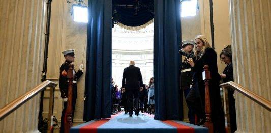 FOTOGRAFÍA.WASHINGTON (ESTADOS UNIDOS DE AMÉRICA), 20 DE ENERO DE 2025. El vicepresidente electo de los Estados Unidos de América, James David Vance, y el presidente electo Donald John Trump (en la imagen) tomaron juramento como 47º vicepresidente y presidente -respectivamente- en la rotonda del Capitolio estadounidense en Washington, DC (EE.UU.). Trump prestó juramento con la mano derecha en alto y la izquierda sobre las mismas dos biblias que utilizó en su primera toma de posesión en 2017: su Biblia personal y la del expresidente Abraham Lincoln. Los ejemplares fueron sostenidos por la primera dama, Melania Trump, mientras que el presidente del Tribunal Supremo, el juez John Roberts, le tomó juramento. "Yo, Donald John Trump, juro solemnemente que desempeñaré fielmente el cargo de presidente de Estados Unidos y que, en la medida de mis habilidades, preservaré, protegeré y defenderé la Constitución de Estados Unidos", declaró Trump. El primer día  de su toma de posesión, el presidente de los Estados Unidos de américa, Donald John Trump, firmó una serie de Órdenes Ejecutivas para asegurar la frontera y detener el flujo de narcóticos mortales a nuestro país. Promesas hechas, promesas cumplidas. Una de las personalidades joven en la ceremonia que destacó ha sido el hijo del nuevo presidente, Barron William Trump (Barron Trump), de 18 años. Lasvocesdelpueblo (Ñ Pueblo)