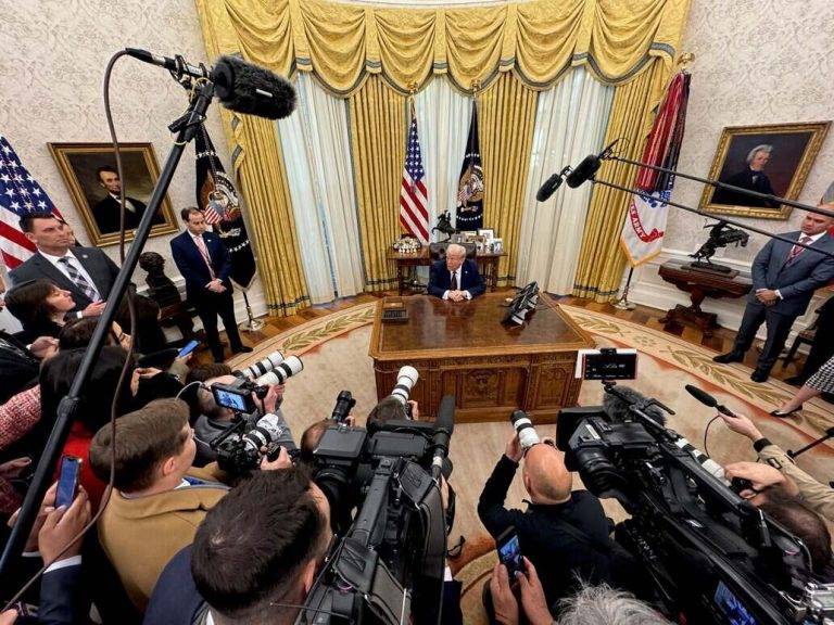 FOTOGRAFÍA.WASHINGTON (ESTADOS UNIDOS DE AMÉRICA), 20 DE ENERO DE 2025. El vicepresidente electo de los Estados Unidos de América, James David Vance, y el presidente electo Donald John Trump (en la imagen) tomaron juramento como 47º vicepresidente y presidente -respectivamente- en la rotonda del Capitolio estadounidense en Washington, DC (EE.UU.). Trump prestó juramento con la mano derecha en alto y la izquierda sobre las mismas dos biblias que utilizó en su primera toma de posesión en 2017: su Biblia personal y la del expresidente Abraham Lincoln. Los ejemplares fueron sostenidos por la primera dama, Melania Trump, mientras que el presidente del Tribunal Supremo, el juez John Roberts, le tomó juramento. "Yo, Donald John Trump, juro solemnemente que desempeñaré fielmente el cargo de presidente de Estados Unidos y que, en la medida de mis habilidades, preservaré, protegeré y defenderé la Constitución de Estados Unidos", declaró Trump. El primer día  de su toma de posesión, el presidente de los Estados Unidos de américa, Donald John Trump, firmó una serie de Órdenes Ejecutivas para asegurar la frontera y detener el flujo de narcóticos mortales a nuestro país. Promesas hechas, promesas cumplidas. Una de las personalidades joven en la ceremonia que destacó ha sido el hijo del nuevo presidente, Barron William Trump (Barron Trump), de 18 años. Lasvocesdelpueblo (Ñ Pueblo)