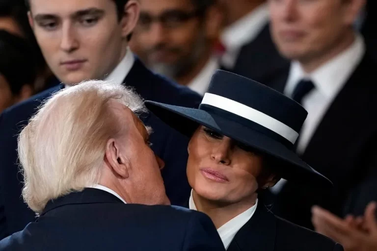 FOTOGRAFÍA.WASHINGTON (ESTADOS UNIDOS DE AMÉRICA), 20 DE ENERO DE 2025. El nuevo presidente de los EE.UU., Donald John Trump, intenta besa a su esposa, Melania, este 20 de enero de 2025, en el Capitolio (Washington), pero no puede; se topó con el ala dura del sombrero, ella, impertérrita, no se inmutó y el beso de Trump se quedó en el aire, sin llegar a destino. Donald Trump tomó hoy juramento como 47º presidente estadounidense en la rotonda del Capitolio estadounidense en Washington, DC (EE.UU.). Trump prestó juramento con la mano derecha en alto y la izquierda sobre las mismas dos biblias que utilizó en su primera toma de posesión en 2017: su Biblia personal y la del expresidente Abraham Lincoln. Los ejemplares fueron sostenidos por la primera dama, Melania Trump, mientras que el presidente del Tribunal Supremo, el juez John Roberts, le tomó juramento. "Yo, Donald John Trump, juro solemnemente que desempeñaré fielmente el cargo de presidente de Estados Unidos y que, en la medida de mis habilidades, preservaré, protegeré y defenderé la Constitución de Estados Unidos", declaró Trump. Efe