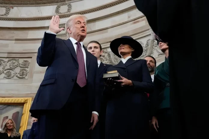 Trump no puede besar a Melania El sombrero de color negro con una banda blanca pegada al ala cubría sus ojos y mitad de su rostro; predominaban la ropa sobria y las cabezas descubiertas (2) FOTOGRAFÍA. WASHINGTON (ESTADOS UNIDOS DE AMÉRICA), 20 DE ENERO DE 2025. Donald Trump toma juramento como 47º presidente estadounidense en la rotonda del Capitolio estadounidense en Washington, DC (EE.UU.). Trump prestó juramento con la mano derecha en alto y la izquierda sobre las mismas dos biblias que utilizó en su primera toma de posesión en 2017: su Biblia personal y la del expresidente Abraham Lincoln. Los ejemplares fueron sostenidos por la primera dama, Melania Trump, mientras que el presidente del Tribunal Supremo, el juez John Roberts, le tomó juramento. "Yo, Donald John Trump, juro solemnemente que desempeñaré fielmente el cargo de presidente de Estados Unidos y que, en la medida de mis habilidades, preservaré, protegeré y defenderé la Constitución de Estados Unidos", declaró Trump. Efe