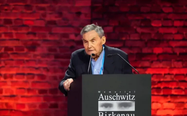 FOTOGRAFÍA. Complejo de Auschwitz (Alemania), lunes 27 de enero de 2025.- Uno de los sobrevivientes de la exterminación de judíos en Auschwitz, Marian Turski, ha condenado hoy el "enorme aumento" del antisemitismo nacional socialista (Nazi) junto a sus socios islamofascistas y pidió "coraje" contra los negadores de la Shoá y los teóricos de la conspiración en el 80° aniversario de la llegada del Ejército Rojo soviético a ese campo de exterminio nazi (nacional socialista) en Polonia. AJN