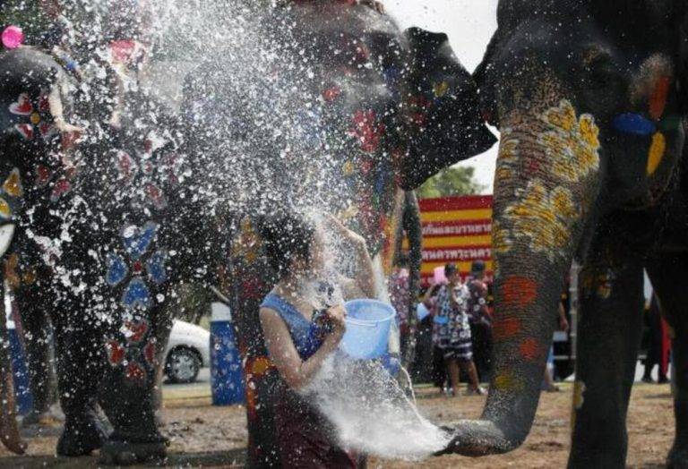 FOTOGRAFÍA. YAO YAI (TAILANDIA), 09 DE ABRIL DE 2024. Una mujer es registrada interactuando con un elefante en un festival en Tailandia este 9 de abril de 2024. Efe