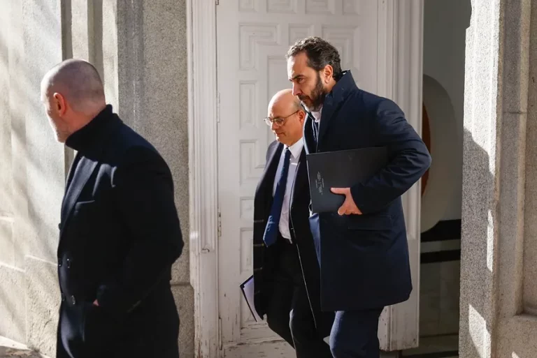 FOTOGRAFÍA. MADRID (REINO DE ESPAÑA), 16 DE DICIEMBRE DE 2024. CASO KOLDO. El empresario Víctor Gonzalo de Aldama Delgado (Víctor de Aldama) (d), el considerado comisionista de la trama de adjudicaciones públicas de mascarillas en plena pandemia, tras testificar el 16 de diciembre ante el juez Leopoldo Puente en el Tribunal Supremo este lunes. Efe