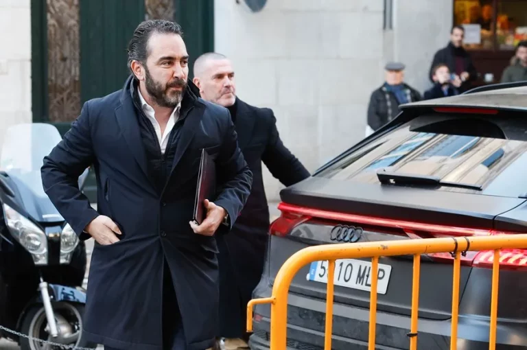 FOTOGRAFÍA. MADRID (REINO DE ESPAÑA), 16 DE DICIEMBRE DE 2024. CASO KOLDO. El empresario Víctor Gonzalo de Aldama Delgado (Víctor de Aldama) (i), el considerado comisionista de la trama de adjudicaciones públicas de mascarillas en plena pandemia, baja del coche conducido por el líder de Desokupa, Daniel Esteve (c-atrás), para testificar ante el juez Leopoldo Puente en el Tribunal Supremo este lunes 16 de diciembre de 2024. Efe