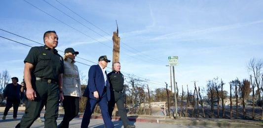 FOTOGRAFÍA. LAS PALISADES (LOS ÁNGELES) CALIFORNIA (ESTADOS UNIDOS DE AMÉRICA), 25 DE ENERO DE 2025. El presidente de los Estados Unidos de América, Donald John Trump, junto a la primera dama Melania Trump (Melanija Knavs/Melania Knauss), visita el Pacific Palisades (Los Ángeles) California; —un próspero barrio residencial situado entre las montañas de Santa Mónica y el océano Pacífico— azotado por los incendios forestales en los inicios de este mes de enero de 2025. El presidente Trump pronunció un discurso y se unió a una mesa redonda después de evaluar desde el aire y la tierra la devastación causada por los incendios en Pacific Palisades, California. La visita del presidente Trump y Melania Trump se ha hecho primero desde el "Marine One" antes de aterrizar con la primera dama Melania, y caminar por el vecindario para evaluar los daños y reunirse con propietarios y bomberos de Los Ángeles. Asistente del Presidente y Subjefe de Gabinete de la Casa Blanca/Daniel Scavino (Dan» Scavino)/Lasvocesdelpueblo (Ñ Pueblo)