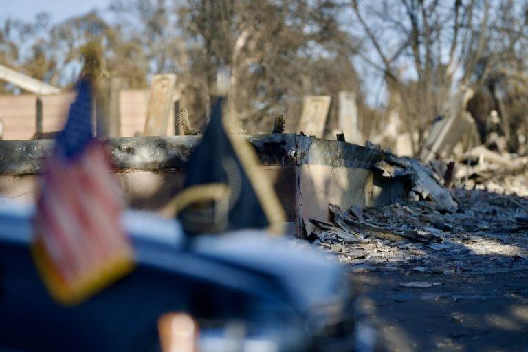 FOTOGRAFÍA. LAS PALISADES (LOS ÁNGELES) CALIFORNIA (ESTADOS UNIDOS DE AMÉRICA), 25 DE ENERO DE 2025. El presidente de los Estados Unidos de América, Donald John Trump, junto a la primera dama Melania Trump (Melanija Knavs/Melania Knauss), visita el Pacific Palisades (Los Ángeles) California; —un próspero barrio residencial situado entre las montañas de Santa Mónica y el océano Pacífico— azotado por los incendios forestales en los inicios de este mes de enero de 2025. El presidente Trump pronunció un discurso y se unió a una mesa redonda después de evaluar desde el aire y la tierra la devastación causada por los incendios en Pacific Palisades, California. La visita del presidente Trump y Melania Trump se ha hecho primero desde el "Marine One" antes de aterrizar con la primera dama Melania, y caminar por el vecindario para evaluar los daños y reunirse con propietarios y bomberos de Los Ángeles. Asistente del Presidente y Subjefe de Gabinete de la Casa Blanca/Daniel Scavino (Dan» Scavino)/Lasvocesdelpueblo (Ñ Pueblo)