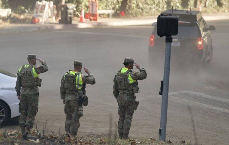 FOTOGRAFÍA. LAS PALISADES (LOS ÁNGELES) CALIFORNIA (ESTADOS UNIDOS DE AMÉRICA), 25 DE ENERO DE 2025. El presidente de los Estados Unidos de América, Donald John Trump, junto a la primera dama Melania Trump (Melanija Knavs/Melania Knauss), visita el Pacific Palisades (Los Ángeles) California; —un próspero barrio residencial situado entre las montañas de Santa Mónica y el océano Pacífico— azotado por los incendios forestales en los inicios de este mes de enero de 2025. El presidente Trump pronunció un discurso y se unió a una mesa redonda después de evaluar desde el aire y la tierra la devastación causada por los incendios en Pacific Palisades, California. La visita del presidente Trump y Melania Trump se ha hecho primero desde el "Marine One" antes de aterrizar con la primera dama Melania, y caminar por el vecindario para evaluar los daños y reunirse con propietarios y bomberos de Los Ángeles. Asistente del Presidente y Subjefe de Gabinete de la Casa Blanca/Daniel Scavino (Dan» Scavino)/Lasvocesdelpueblo (Ñ Pueblo)