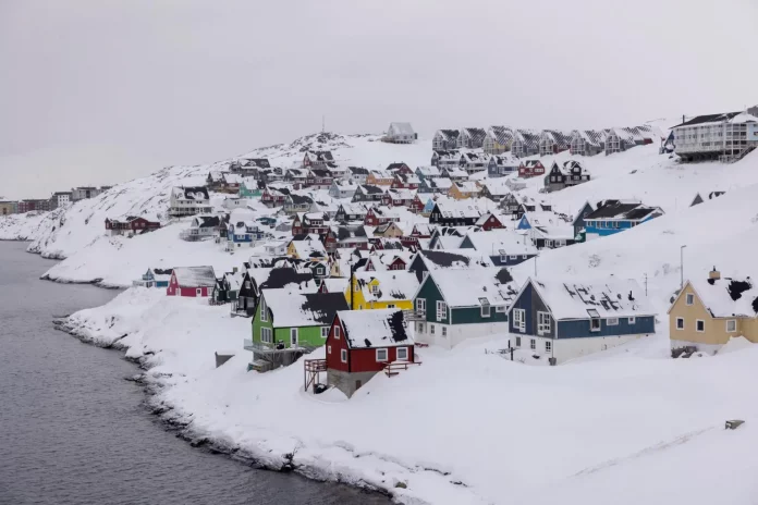 FOTOGRAFÍA. NUUK (GROENLANDIA), 07 DE ENERO DE 2025. Vista general de la zona de Myggedalen en Nuuk en Groenlandia. El hijo mayor del presidente electo de Estados Unidos Donald John Trump, Donald John Trump Jr. (1977), durante una visita privada este martes en Groenlandia, territorio autónomo del Reino de Dinamarca por el que su padre se volvió a mostrar interesado recientemente. El jefe de departamento para Asuntos Exteriores del Gobierno autonómico groenlandés, Mininnguaq Kleist, confirmó a la televisión pública danesa "DR" la visita del hijo del presidente electo, Trump Jr, a la que tanto éste como su padre se han referido en redes sociales. «Mi hijo, Don Jr, y varios representantes viajarán allí para visitar algunas de las zonas y vistas más imponentes". "Groenlandia es un lugar increíble y la gente se beneficiará en el caso de que llegue a ser parte de nuestra nación», escribió el presidente Trump en la red social Truth Social. Efe
