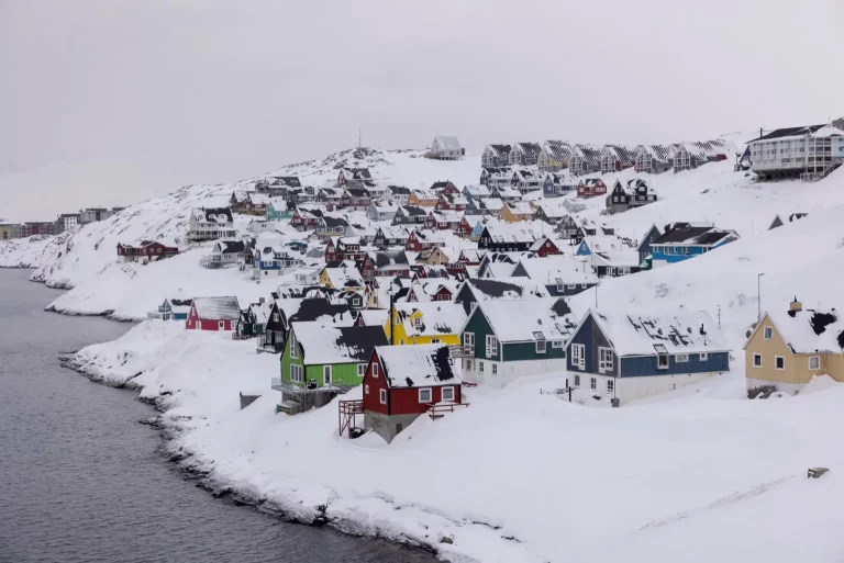 FOTOGRAFÍA. NUUK (GROENLANDIA), 07 DE ENERO DE 2025. Vista general de la zona de Myggedalen en Nuuk en Groenlandia. El hijo mayor del presidente electo de Estados Unidos Donald John Trump, Donald John Trump Jr. (1977), durante una visita privada este martes en Groenlandia, territorio autónomo del Reino de Dinamarca por el que su padre se volvió a mostrar interesado recientemente. El jefe de departamento para Asuntos Exteriores del Gobierno autonómico groenlandés, Mininnguaq Kleist, confirmó a la televisión pública danesa "DR" la visita del hijo del presidente electo, Trump Jr, a la que tanto éste como su padre se han referido en redes sociales. «Mi hijo, Don Jr, y varios representantes viajarán allí para visitar algunas de las zonas y vistas más imponentes". "Groenlandia es un lugar increíble y la gente se beneficiará en el caso de que llegue a ser parte de nuestra nación», escribió el presidente Trump en la red social Truth Social. Efe