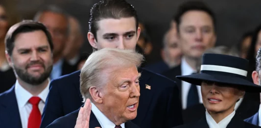 FOTOGRAFÍA.WASHINGTON (ESTADOS UNIDOS DE AMÉRICA), 20 DE ENERO DE 2025. Donald Trump toma juramento como 47º presidente estadounidense en la rotonda del Capitolio estadounidense en Washington, DC (EE.UU.). Trump prestó juramento con la mano derecha en alto y la izquierda sobre las mismas dos biblias que utilizó en su primera toma de posesión en 2017: su Biblia personal y la del expresidente Abraham Lincoln. Los ejemplares fueron sostenidos por la primera dama, Melania Trump, mientras que el presidente del Tribunal Supremo, el juez John Roberts, le tomó juramento. "Yo, Donald John Trump, juro solemnemente que desempeñaré fielmente el cargo de presidente de Estados Unidos y que, en la medida de mis habilidades, preservaré, protegeré y defenderé la Constitución de Estados Unidos", declaró Trump. Efe