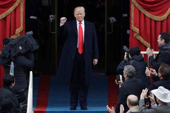 FOTOGRAFÍA.WASHINGTON (ESTADOS UNIDOS DE AMÉRICA), 20 DE ENERO DE 2025. Donald Trump toma juramento como 47º presidente estadounidense en la rotonda del Capitolio estadounidense en Washington, DC (EE.UU.). Trump prestó juramento con la mano derecha en alto y la izquierda sobre las mismas dos biblias que utilizó en su primera toma de posesión en 2017: su Biblia personal y la del expresidente Abraham Lincoln. Los ejemplares fueron sostenidos por la primera dama, Melania Trump, mientras que el presidente del Tribunal Supremo, el juez John Roberts, le tomó juramento. "Yo, Donald John Trump, juro solemnemente que desempeñaré fielmente el cargo de presidente de Estados Unidos y que, en la medida de mis habilidades, preservaré, protegeré y defenderé la Constitución de Estados Unidos", declaró Trump. Lasvocesdelpueblo (Ñ Pueblo)