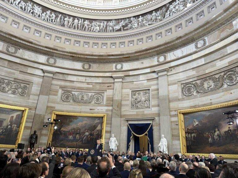 FOTOGRAFÍA.WASHINGTON (ESTADOS UNIDOS DE AMÉRICA), 20 DE ENERO DE 2025. Donald Trump toma juramento como 47º presidente estadounidense en la rotonda del Capitolio estadounidense en Washington, DC (EE.UU.). Trump prestó juramento con la mano derecha en alto y la izquierda sobre las mismas dos biblias que utilizó en su primera toma de posesión en 2017: su Biblia personal y la del expresidente Abraham Lincoln. Los ejemplares fueron sostenidos por la primera dama, Melania Trump, mientras que el presidente del Tribunal Supremo, el juez John Roberts, le tomó juramento. "Yo, Donald John Trump, juro solemnemente que desempeñaré fielmente el cargo de presidente de Estados Unidos y que, en la medida de mis habilidades, preservaré, protegeré y defenderé la Constitución de Estados Unidos", declaró Trump. Lasvocesdelpueblo (Ñ Pueblo)
