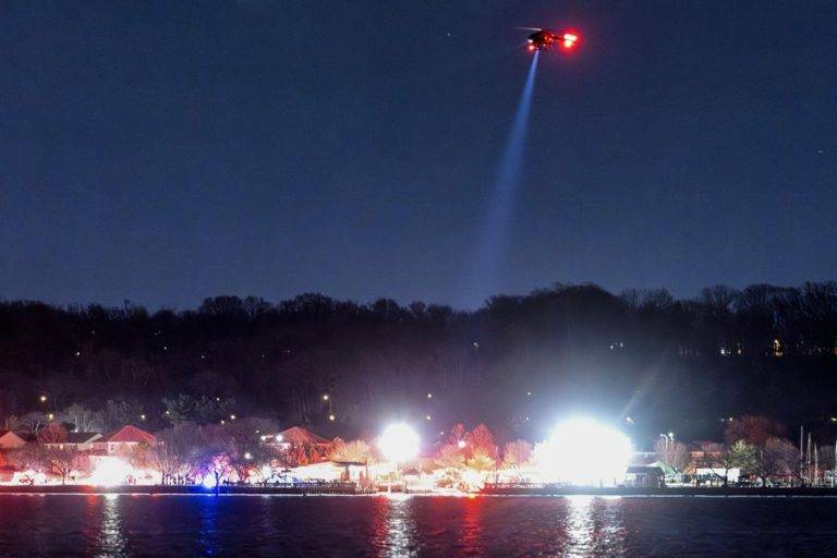 FOTOGRAFÍA. Washington (United States), 30/01/2025.- Rescue teams search the Potomac River after a commercial airplane reportedly collided with a military helicopter on approach to Ronald Reagan National Airport in Washington, DC, USA, 29 January 2025. According to a preliminary statement from the United States Federal Aviation Administration (FAA), a PSA Airlines Bombardier CRJ700 regional jet that departed earlier today from Wichita, Kansas collided in midair with a Sikorsky H-60 helicopter while on approach to Reagan Washington National Airport. (Estados Unidos) Efe