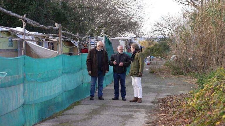 FOTOGRAFÍA. PRAT DE LLOBREGAT (BARCELONA) REINO DE ESPAÑA, 18 DE ENERO DE 2025. El portavoz del Grupo Parlamentario de VOX en el Parlament de Catalunya y presidente del Comité Ejecutivo de esta formación presidida por Santiago Abascal Conde en la provincia de Barcelona, Joan Garriga Doménech (d), junto al diputado por Barcelona al Parlament de Catalunya Andrés Bello Sanz (i) —Acompañado por el concejal del partido en El Prat de llobregat, Rafael Millán Carracedo (c)—, ha visitado este sábado los municipios de de la comarca barcelonesa del Baix Llobregat: Sant Boi de Llobregat, Gavà y El Prat de Llobregat, para conocer de cerca los problemas que afectan a esta comarca. Lasvocesdelpueblo (Ñ Pueblo)
