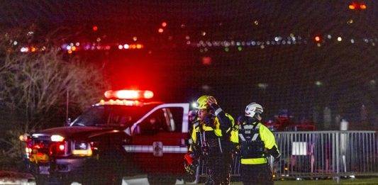 FOTOGRAFÍA. Washington (United States), 30/01/2025.- Rescue teams stage to help search the Potomac River after a commercial airplane reportedly collided with a military helicopter on approach to Ronald Reagan National Airport in Washington, DC, USA, 29 January 2025. According to a preliminary statement from the United States Federal Aviation Administration (FAA), a PSA Airlines Bombardier CRJ700 regional jet that departed earlier today from Wichita, Kansas collided in midair with a Sikorsky H-60 helicopter while on approach to Reagan Washington National Airport. (Estados Unidos) Efe