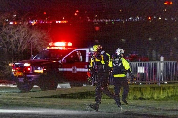 FOTOGRAFÍA. Washington (United States), 30/01/2025.- Rescue teams stage to help search the Potomac River after a commercial airplane reportedly collided with a military helicopter on approach to Ronald Reagan National Airport in Washington, DC, USA, 29 January 2025. According to a preliminary statement from the United States Federal Aviation Administration (FAA), a PSA Airlines Bombardier CRJ700 regional jet that departed earlier today from Wichita, Kansas collided in midair with a Sikorsky H-60 helicopter while on approach to Reagan Washington National Airport. (Estados Unidos) Efe