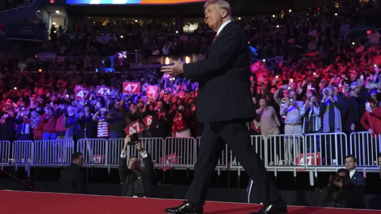 FOTOGRAFÍA. WASHINGTON (ESTADOS UNIDOS), 19/01/2025.- El presidente electo de Estados Unidos, Donald Trump, se despide de sus seguidores en el estadio Capital One Arena este domingo en Washington (EE.UU.). Trump se dio un baño de masas en un mitin en un estadio de Washington, un día antes de su investidura, donde arrancó con un "¡Ganamos!" y prometió actuar con "velocidad y fuerza históricas" para cumplir sus promesas, incluida la mayor deportación jamás realizada en el país. Efe