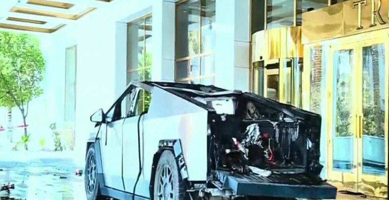 FOTOGRAFÍA. LAS VEGAS (ESTADOS UNIDOS DE AMÉRICA, 01 DE ENERO DE 2025. La policía de Las Vegas (Estados Unidos de américa) publica un nuevo video del Cybertruck explotado afuera del Hotel Trump (presidente electo de EEUU, Donald John Trump), mostrando artefactos explosivos en la parte trasera. La policía atribuyó la falta de daños al Hotel Trump a la resistencia del Cybertruck, ya que permaneció prácticamente intacto. "La explosión se extendió hacia arriba y hacia afuera", según la Policía. El dueño de la red social X (antes Twitter) y empresario estadounidense, Elon Reeve Musk, tras conocer lo que podría ser un atentado terrorista, ha afirmado que "los malvados imbéciles eligieron el vehículo equivocado para un ataque terrorista". "El Cybertruck contuvo la explosión y la dirigió hacia arriba". "Ni siquiera las puertas de cristal del vestíbulo estaban rotas". Explica ABC que el camión cibernético (Cybertruck) que explotó la madrugada de este 1 de enero de 2025 fuera del Hotel del presidente electo de los Estados Unidos de América, Donald John Trump, estaba lleno de morteros de estilo fuegos artificiales. Los investigadores confirman que el Cybertruck que explotó frente al Hotel Trump en Las Vegas (EEUU) estaba lleno de "morteros estilo fuegos artificiales". Las autoridades están tratando el incidente como un posible "acto terrorista" y continúan investigando el motivo detrás de la explosión. Captura vídeo Policía de Las Vegas/Lasvocesdelpueblo (Ñ Pueblo)