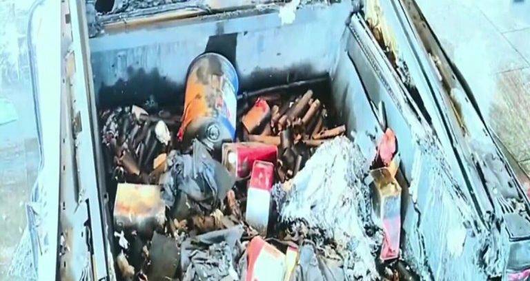 FOTOGRAFÍA. LAS VEGAS (ESTADOS UNIDOS DE AMÉRICA, 01 DE ENERO DE 2025. La policía de Las Vegas (Estados Unidos de américa) publica un nuevo video del Cybertruck explotado afuera del Hotel Trump (presidente electo de EEUU, Donald John Trump), mostrando artefactos explosivos en la parte trasera. La policía atribuyó la falta de daños al Hotel Trump a la resistencia del Cybertruck, ya que permaneció prácticamente intacto. "La explosión se extendió hacia arriba y hacia afuera", según la Policía. El dueño de la red social X (antes Twitter) y empresario estadounidense, Elon Reeve Musk, tras conocer lo que podría ser un atentado terrorista, ha afirmado que "los malvados imbéciles eligieron el vehículo equivocado para un ataque terrorista". "El Cybertruck contuvo la explosión y la dirigió hacia arriba". "Ni siquiera las puertas de cristal del vestíbulo estaban rotas". Explica ABC que el camión cibernético (Cybertruck) que explotó la madrugada de este 1 de enero de 2025 fuera del Hotel del presidente electo de los Estados Unidos de América, Donald John Trump, estaba lleno de morteros de estilo fuegos artificiales. Los investigadores confirman que el Cybertruck que explotó frente al Hotel Trump en Las Vegas (EEUU) estaba lleno de "morteros estilo fuegos artificiales". Las autoridades están tratando el incidente como un posible "acto terrorista" y continúan investigando el motivo detrás de la explosión. Captura vídeo Policía de Las Vegas/Lasvocesdelpueblo (Ñ Pueblo)