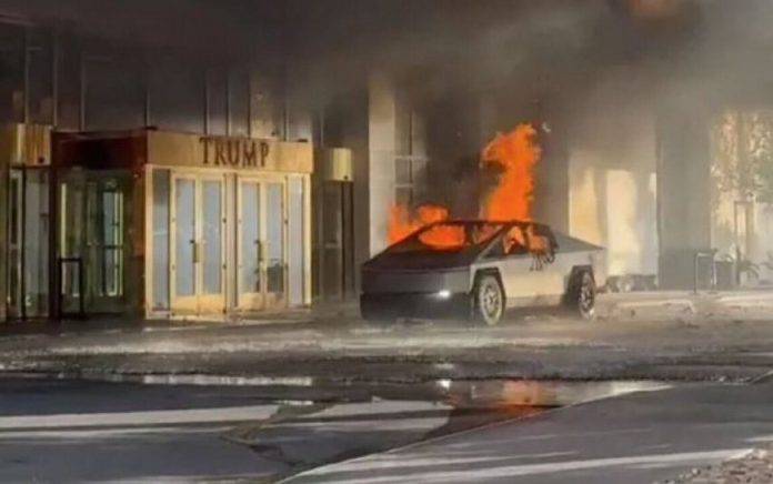 el camión cibernético (Cybertruck) que explotó fuera del Hotel del presidente Donald John Trump, estaba lleno de morteros de estilo fuegos artificiales FOTOGRAFÍA. LAS VEGAS (ESTADOS UNIDOS DE AMÉRICA, 01 DE ENERO DE 2025. El dueño de la red social X (antes Twitter) y empresario estadounidense, Elon Reeve Musk, tras conocer lo que podría ser un atentado terrorista, ha afirmado que "Todo el equipo directivo de Tesla está investigando este asunto en estos momentos. Publicaremos más información tan pronto como sepamos algo". Explica ABC que el camión cibernético (Cybertruck) que explotó la madrugada de este 1 de enero de 2025 fuera del Hotel del presidente electo de los Estados Unidos de América, Donald John Trump, estaba lleno de morteros de estilo fuegos artificiales. Los investigadores confirman que el Cybertruck que explotó frente al Hotel Trump en Las Vegas (EEUU) estaba lleno de "morteros estilo fuegos artificiales". Las autoridades están tratando el incidente como un posible "acto terrorista" y continúan investigando el motivo detrás de la explosión. captura vídeo red social X de testigos/Lasvocesdelpueblo (Ñ Pueblo)