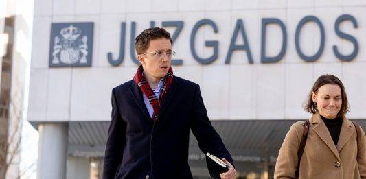 FOTOGRAFÍA. MADRID (REINO DE ESPAÑA), 16 DE ENERO DE 2025.- El líder de la ultraizquierda SUMAR y cofundador de la extrema izquierda PODEMOS, Iñigo Errejón Galván, sale de los juzgados de Plaza de Castilla, en Madrid, tras declarar como presunto autor de una agresión sexual a la actriz Elisa Mouliaá Ruiz de Elvira (Elisa Mouliaá). La actriz ha contado que tras la presentación del libro de su presunto agresor sexual Iñigo Errejón Galván, éste la "invitó a tomar algo" y ella accedió, aunque "no se sentía cómoda", tras lo cual decidieron "ir a una fiesta" de unos "amigos" de ella. A partir de ahí se sucedieron "tres agresiones sexuales: una en el ascensor de camino al piso de la fiesta, otra en una habitación de esa vivienda y la tercera en el piso de Errejón, al que fueron posteriormente". Ha relatado que ella "en la fiesta bebió", y "hacía tiempo que no lo hacía", y "Iñigo Errejón Galván le dio dos o tres copas tras las que rápidamente se sintió borracha", por lo que "no sabe si le echó algo en esas bebidas". Efe