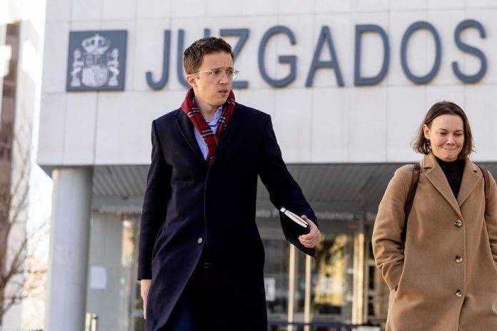Errejón sale del juzgado tras prestar declaración FOTOGRAFÍA. MADRID (REINO DE ESPAÑA), 16 DE ENERO DE 2025.- El líder de la ultraizquierda SUMAR y cofundador de la extrema izquierda PODEMOS, Iñigo Errejón Galván, sale de los juzgados de Plaza de Castilla, en Madrid, tras declarar como presunto autor de una agresión sexual a la actriz Elisa Mouliaá Ruiz de Elvira (Elisa Mouliaá). La actriz ha contado que tras la presentación del libro de su presunto agresor sexual Iñigo Errejón Galván, éste la "invitó a tomar algo" y ella accedió, aunque "no se sentía cómoda", tras lo cual decidieron "ir a una fiesta" de unos "amigos" de ella. A partir de ahí se sucedieron "tres agresiones sexuales: una en el ascensor de camino al piso de la fiesta, otra en una habitación de esa vivienda y la tercera en el piso de Errejón, al que fueron posteriormente". Ha relatado que ella "en la fiesta bebió", y "hacía tiempo que no lo hacía", y "Iñigo Errejón Galván le dio dos o tres copas tras las que rápidamente se sintió borracha", por lo que "no sabe si le echó algo en esas bebidas". Efe