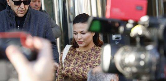 FOTOGRAFÍA. MADRID (REINO DE ESPAÑA), 16 DE ENERO DE 2025. La actriz Elisa Mouliaá Ruiz de Elvira (Elisa Mouliaá) (c), a su llegada a los juzgados de Plaza de Castilla este jueves, tras participar en los interrogatorios sobre la presunta agresión sexual sufrida cuando presuntamente fue atacada sexualmente por parte del líder de la ultraizquierda SUMAR y cofundador de la extrema izquierda PODEMOS, Íñigo Errejón Galván. La actriz ha contado que tras la presentación del libro de su presunto agresor sexual Iñigo Errejón Galván, éste la "invitó a tomar algo" y ella accedió, aunque "no se sentía cómoda", tras lo cual decidieron "ir a una fiesta" de unos "amigos" de ella. A partir de ahí se sucedieron "tres agresiones sexuales: una en el ascensor de camino al piso de la fiesta, otra en una habitación de esa vivienda y la tercera en el piso de Errejón, al que fueron posteriormente". Ha relatado que ella "en la fiesta bebió", y "hacía tiempo que no lo hacía", y "Iñigo Errejón Galván le dio dos o tres copas tras las que rápidamente se sintió borracha", por lo que "no sabe si le echó algo en esas bebidas". Efe