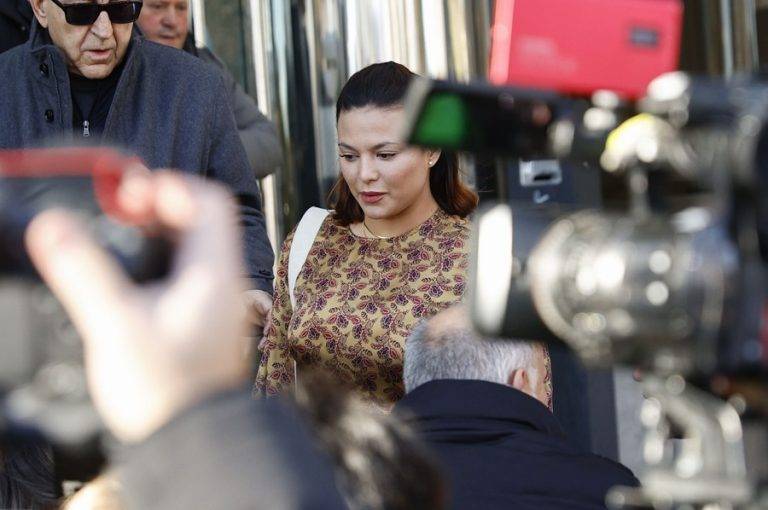 FOTOGRAFÍA. MADRID (REINO DE ESPAÑA), 16 DE ENERO DE 2025. La actriz Elisa Mouliaá Ruiz de Elvira (Elisa Mouliaá) (c), a su llegada a los juzgados de Plaza de Castilla este jueves, tras participar en los interrogatorios sobre la presunta agresión sexual sufrida cuando presuntamente fue atacada sexualmente por parte del líder de la ultraizquierda SUMAR y cofundador de la extrema izquierda PODEMOS, Íñigo Errejón Galván. La actriz ha contado que tras la presentación del libro de su presunto agresor sexual Iñigo Errejón Galván, éste la "invitó a tomar algo" y ella accedió, aunque "no se sentía cómoda", tras lo cual decidieron "ir a una fiesta" de unos "amigos" de ella. A partir de ahí se sucedieron "tres agresiones sexuales: una en el ascensor de camino al piso de la fiesta, otra en una habitación de esa vivienda y la tercera en el piso de Errejón, al que fueron posteriormente". Ha relatado que ella "en la fiesta bebió", y "hacía tiempo que no lo hacía", y "Iñigo Errejón Galván le dio dos o tres copas tras las que rápidamente se sintió borracha", por lo que "no sabe si le echó algo en esas bebidas". Efe