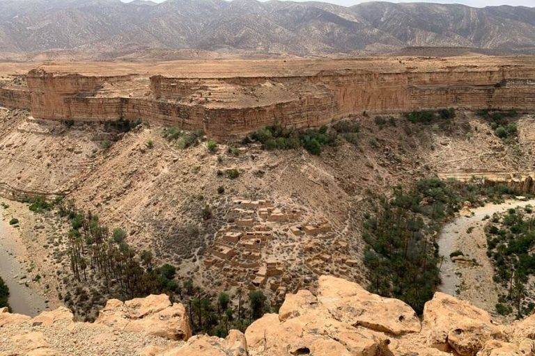 FOTOGRAFÍA. ARGEL (ARGELIA), 19/10/2024.- Los balcones de Ghoufi, ante las casas deshabitadas de centenarios asentamientos beduinos. El Gobierno de Argelia inicia una campaña turística para poner en relieve los tesoros culturales y naturales que esconde el sur del país. Efe