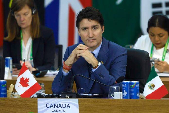 FOTOGRAFÍA. TORONTO (CANADÁ)/Y MUNDO, 19 DE NOVIEMBRE DE 2024. El primer ministro de Canadá, el ultra, progre, globalista, migracionista y wokista Justin Pierre James Trudeau (Justin Trudeau), consciente del fracaso histórico de su campaña anti-Donald John Trump, al apoyar abiertamente la candidata comunista globalista migracionista y vicepresidente de los Estados unidos, Kamala Devi Harris, sufre por dentro cuando ya no le queda más cortina de humo para tapar la crisi interna de su Gobierno y partido. La victoria de Trump en las urnas puede acabar con su régimen de 9 años dado que los patriotas estadounidenses le dejarán solo. de hecho, no se descarta que dimita o que le obligan a dimitir antes de la toma de posesión del presidente electo Trump el 20 enero de 2025, pero este ultra es capaz de todo y no se descarta tampoco que se atrinchere en el poder y hunda Canadá con él en el wokismo. Efe