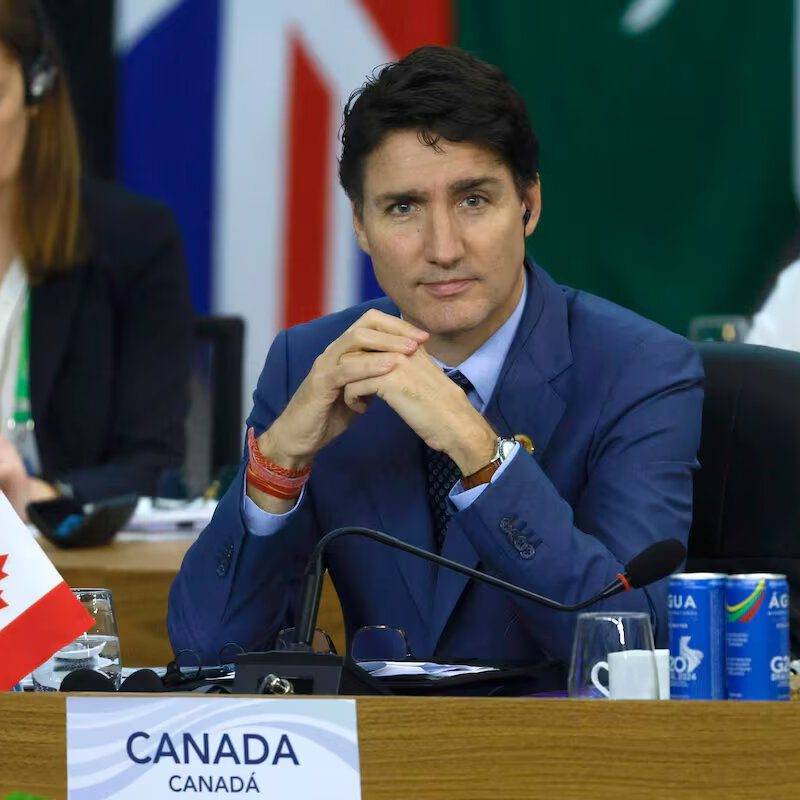 Justin Trudeau nunca pudo escapar de su destino y anunció un dimisión tras nueve años en el poder: desde 2015 como primer ministro de Canadá y desde 2013 como líder del Partido Liberal FOTOGRAFÍA. TORONTO (CANADÁ)/Y MUNDO, 19 DE NOVIEMBRE DE 2024. El primer ministro de Canadá, el ultra, progre, globalista, migracionista y wokista Justin Pierre James Trudeau (Justin Trudeau), consciente del fracaso histórico de su campaña anti-Donald John Trump, al apoyar abiertamente la candidata comunista globalista migracionista y vicepresidente de los Estados unidos, Kamala Devi Harris, sufre por dentro cuando ya no le queda más cortina de humo para tapar la crisi interna de su Gobierno y partido. La victoria de Trump en las urnas puede acabar con su régimen de 9 años dado que los patriotas estadounidenses le dejarán solo. de hecho, no se descarta que dimita o que le obligan a dimitir antes de la toma de posesión del presidente electo Trump el 20 enero de 2025, pero este ultra es capaz de todo y no se descarta tampoco que se atrinchere en el poder y hunda Canadá con él en el wokismo. Efe